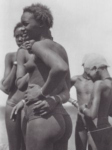 Afrika: Nuer-Mädchen und Kinder von Hugo Adolf Bernatzik