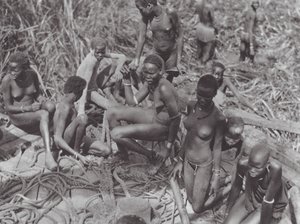 Afrika: Nuer-Mädchen auf einem sudanesischen Segelboot von Hugo Adolf Bernatzik