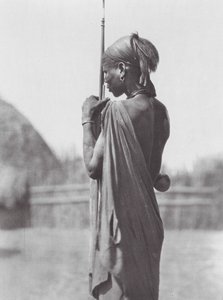 Afrika: Nuer in Shilluk-Kleidung von Hugo Adolf Bernatzik