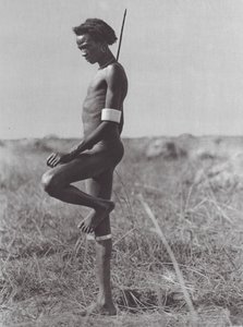 Afrika: Nuer, Ruheposition von Hugo Adolf Bernatzik