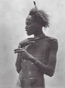 Afrika: Nuer-Krieger mit Stammeszeichen auf der Stirn von Hugo Adolf Bernatzik