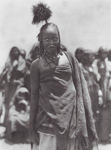 Afrika: Straußenfederkopfschmuck getragen von den Aulad Hamids von Hugo Adolf Bernatzik