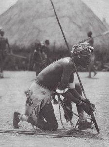 Afrika: Shilluk in Festkleidung von Hugo Adolf Bernatzik