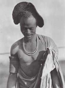 Afrika: Shilluk-Krieger mit Kapuzenfrisur von Hugo Adolf Bernatzik