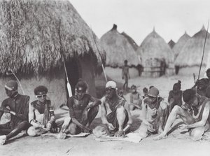 Afrika: Shilluk-Krieger reiben sich mit Holzasche ein von Hugo Adolf Bernatzik