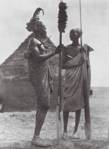 Afrika: Shilluks in Festkleidung von Hugo Adolf Bernatzik