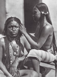 Afrika: Sudanesische Frauen flechten Haare von Hugo Adolf Bernatzik