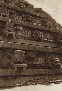 Mexiko: San Juan Teotihuacan, Steinskulpturen an der Westfassade der Quetzalcouatl-Pyramide, Pyramide im Zentrum der Zitadelle