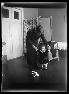 Anni und Uhra Simberg im Atelierhaus in der Siltasaarenkatu