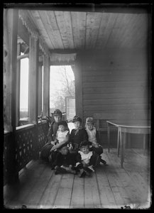 Elma Simberg und andere Verwandte auf der Veranda der gelben Villa von Hugo Simberg