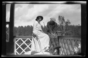 Erna und Guido Simberg sowie Sarto auf der Veranda der Rosa Villa von Hugo Simberg