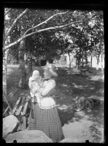 Lilli und Laine Simberg im Park