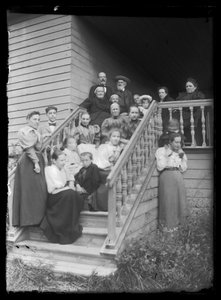 Gruppenfoto auf der Treppe der Weißen Villa von Hugo Simberg