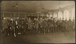 Reitwettbewerb in der Milchailovsky Manege (Reitschule) St. Petersburg: die Damenrunde