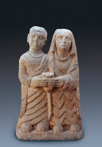 Antike Kunst: Paar bringt ein Opfer dar. Steinskulptur, 3. Jahrhundert v. Chr. Nationalmuseum für Archäologie von Madrid von Iberian