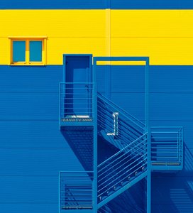 Kühne blau-gelbe Fassade von Igor Bakotic