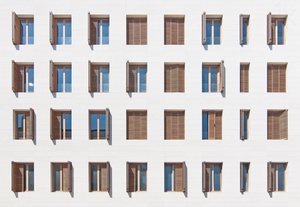Geometrische Fensterfassade