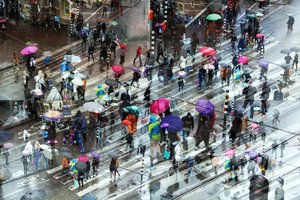 Regnerische Stadt Regenschirme von Igor Shrayer