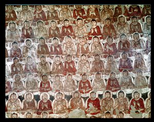 Eine Vielzahl sitzender Buddhas, aus dem Inneren der Höhle 2