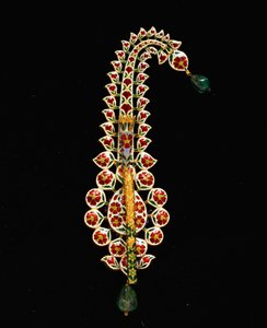 Ein antiker indischer Diamant-, Rubin-, Smaragd- und Emaille-Jigha
