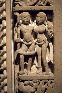 Liebespaar. Türrahmen aus geschnitztem Stein, Kunst von Rajasthan oder Uttar Pradesh (Indien), 9.-10. Jahrhundert. Nationalmuseum von Korea, Seoul (Südkorea)
