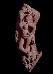 Jungfrau auf einem Zwerg reitend (rote Sandsteinskulptur, Kushan-Reich) von Indian School