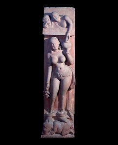 Jungfrau auf einem Zwerg, hält eine Traube und einen Krug Wein (Rotsandstein-Skulptur, Kushan-Reich)