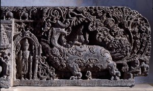 Hinduismus: „Krishna als Venugopala, Meister der Flötenkühe“ Schwarze Steinskulptur, rechter Teil. 12. Jahrhundert aus Halebidu, Mysore - Kalkutta, Indian Museum