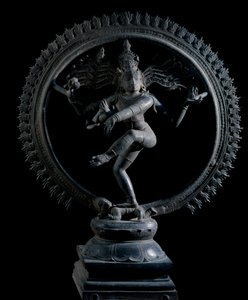 Hinduismus: Darstellung des Gottes Shiva Nataraja, Gott des Tanzes. Bronzeskulptur 12. Jahrhundert. Kolkata, Indian Museum