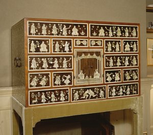 Indischer Schrank, dekoriert mit Elfenbein und Rosenholz, 17 Schubladen, Ceylon, 1700