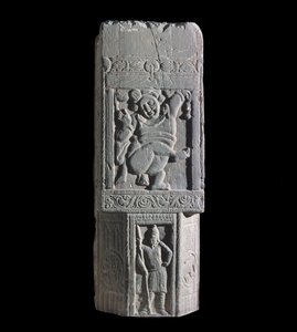 Stupa-Platte mit einem Zwerg und skythischen Figuren, von der Stätte Nagarjuna (Relief)