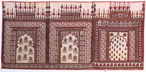 Drei Chintz-Gebetsbögen als ein einzelnes Hängestück montiert von Indian School