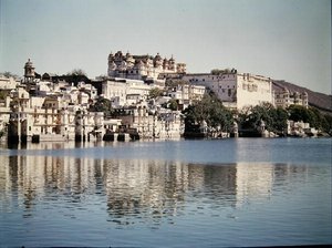 Blick auf den Stadtpalast am Pichola-See von Indian School