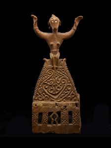 Altar, der den ersten weiblichen Vorfahren darstellt (luli) von Indonesian School