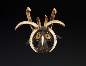 Mundmaske, wahrscheinlich den Kopf eines Hahns darstellend von Indonesian School
