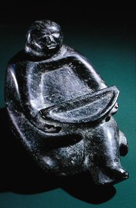 Figur mit Opfergefäß, aus Cape Dorset von Inuit School