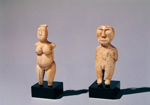 Zwei Statuetten eines Mannes und einer Frau, aus der Beringstraße