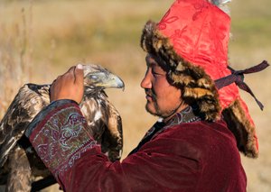 Ein kasachischer Adlerjäger in der Nähe des Dorfes Bayan in der westlichen Mongolei, 2016 (Foto) von Ira Block
