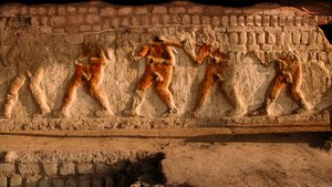 Ein Fries nackter Gefangener der Moche an den Wänden von Huaca Cao Viejo in El Brujo, einem abgelegenen Komplex von Pyramidenruinen der Moche - einer Kultur, die die Nordküste Perus von etwa A... von Ira Block