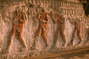 Ein Fries nackter Gefangener der Moche an den Wänden der Huaca Cao Viejo in El Brujo von Ira Block