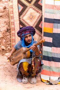 Ein lokaler Musiker im Ksar von Ait Benhaddou in Marokko, 2017 (Foto) von Ira Block