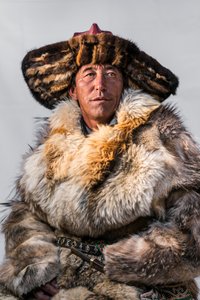 Ein Porträt eines kasachischen Adlerjägers in der westlichen Mongolei, 2016 (Foto) von Ira Block