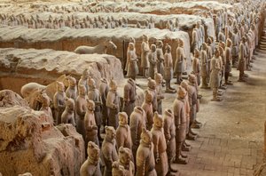 Im Terra-Cotta-Krieger-Museum, Szenen der verschiedenen Krieger im Bereich Grube 1, 2009 (Foto) von Ira Block