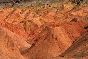 Bei den farbigen Felsen nahe dem Campingplatz in Wu Cai Wan in der Wüste Gobi, Xinjiang, 2007 (Foto)
