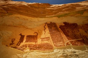 In Temple Mountain Wash nahe Hanksville, Utah. Barrier Canyon Style Petroglyphen, 2005 (Foto)