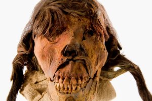 Porträts des Kopfes der weiblichen Mumie von El Brujo auf weißem Hintergrund.