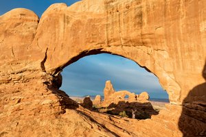 Sonnenaufgangslicht auf dem Window Arch im Arches Nationalpark in der Nähe von Moab, Utah, 2012