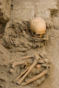 Das weibliche Opfer im Grab mit dem Mumienbündel in Huaca El Brujo, 2005