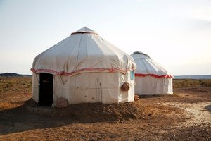 Jurten an den gefärbten Felsen für Touristen in der Nähe des Wu Cai Wan Campingplatzes in der Wüste Gobi, 2007 von Ira Block
