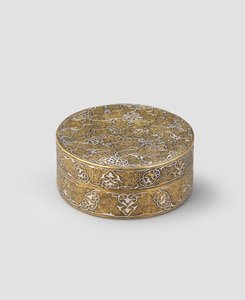 Zylindrische Schachtel mit Deckel, aus graviertem Messing mit Silber eingelegt, mit späterer Vergoldung und möglicher Hinzufügung eines inneren Bandes, 1400-ca. 1525